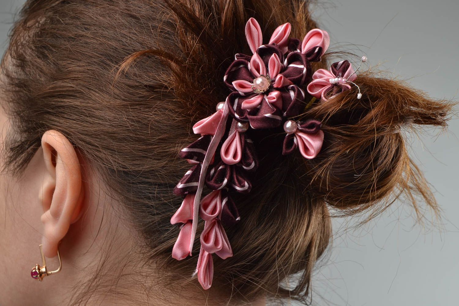 Horquilla de pelo con flor de cintas de raso rosada artesanal para crear peinado foto 1