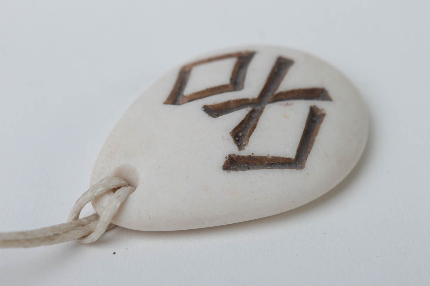 Pendentif blanc fait main Bijou ethnique Accessoire homme ovale avec runes photo 3