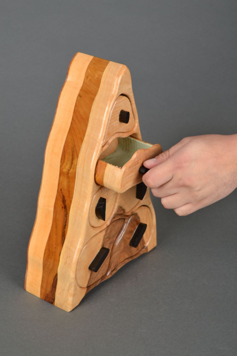 Caja de madera hecha a mano con forma de pirámide foto 2