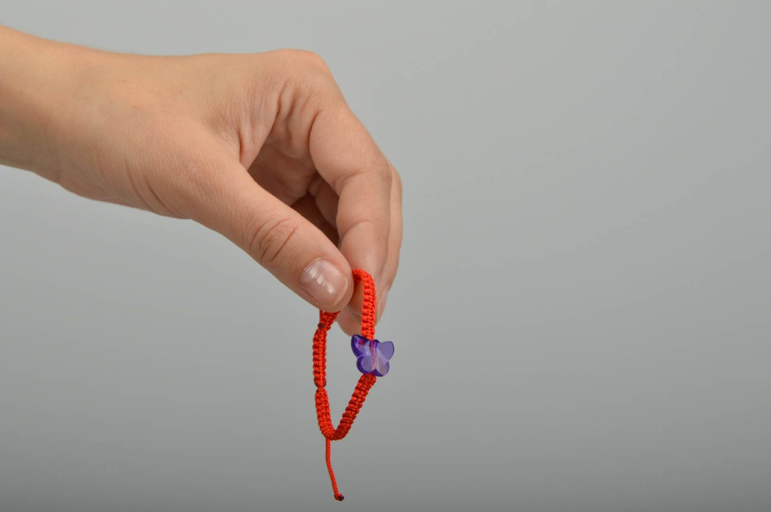 Dünnes rotes geflochtenes handmade Wachs Schnur Armband mit Schmetterling lila foto 2