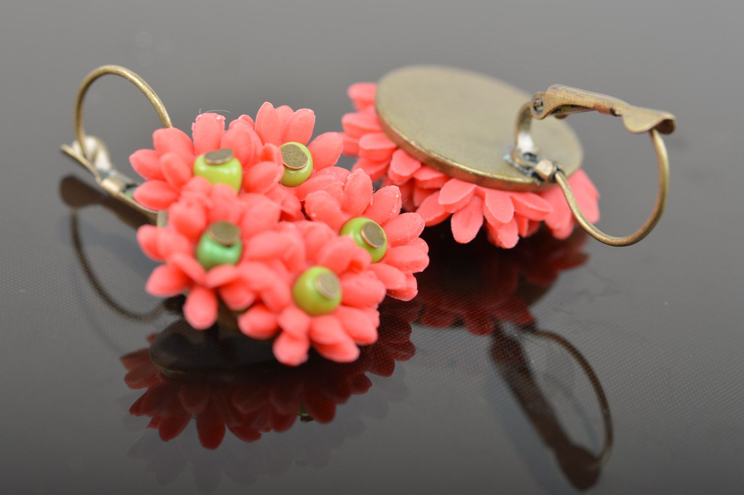 Handgemachte rote romantische stilvolle Blumen Ohrringe aus Polymerton für Frauen foto 4
