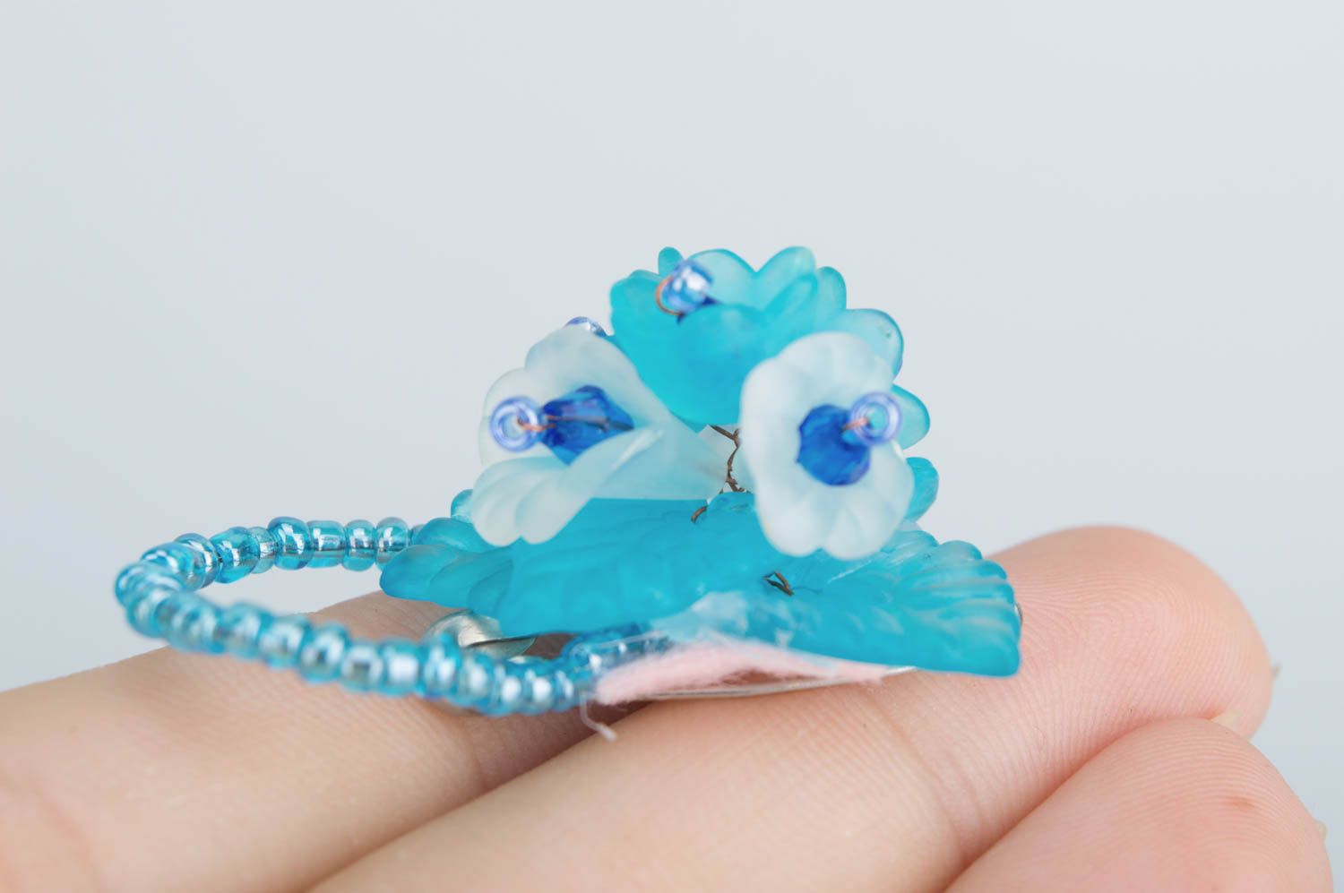 Brosche Blume handmade Accessoire für Frauen Glasperlen Schmuck in Blau schön foto 4