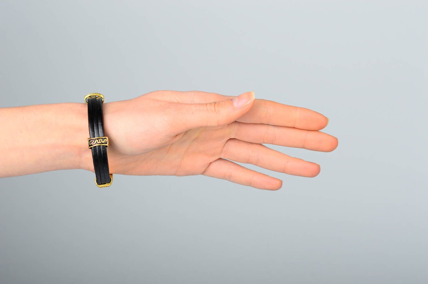 Черный кожаный браслет ручной работы браслет на руку украшение из кожи фото 2