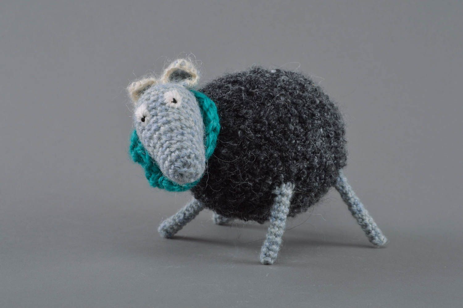 Jouet mouton gris tricoté en laine et acrylique petit fait main pour enfant photo 1