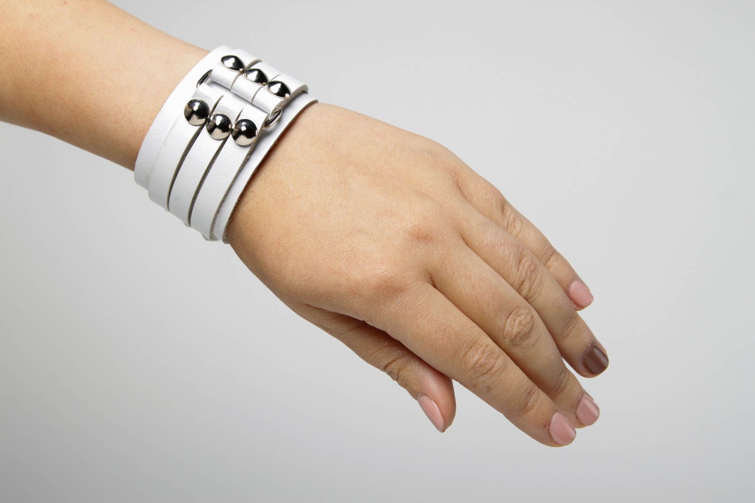 Bracelet cuir Bijou fait main blanc Accessoires design large de créateur photo 2