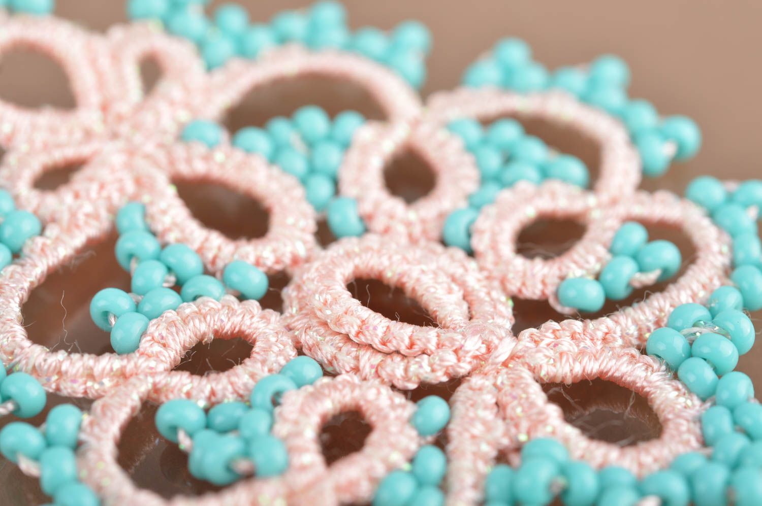 Boucles d'oreilles artisanales rose pâle bleu ciel fils perles de rocaille photo 4
