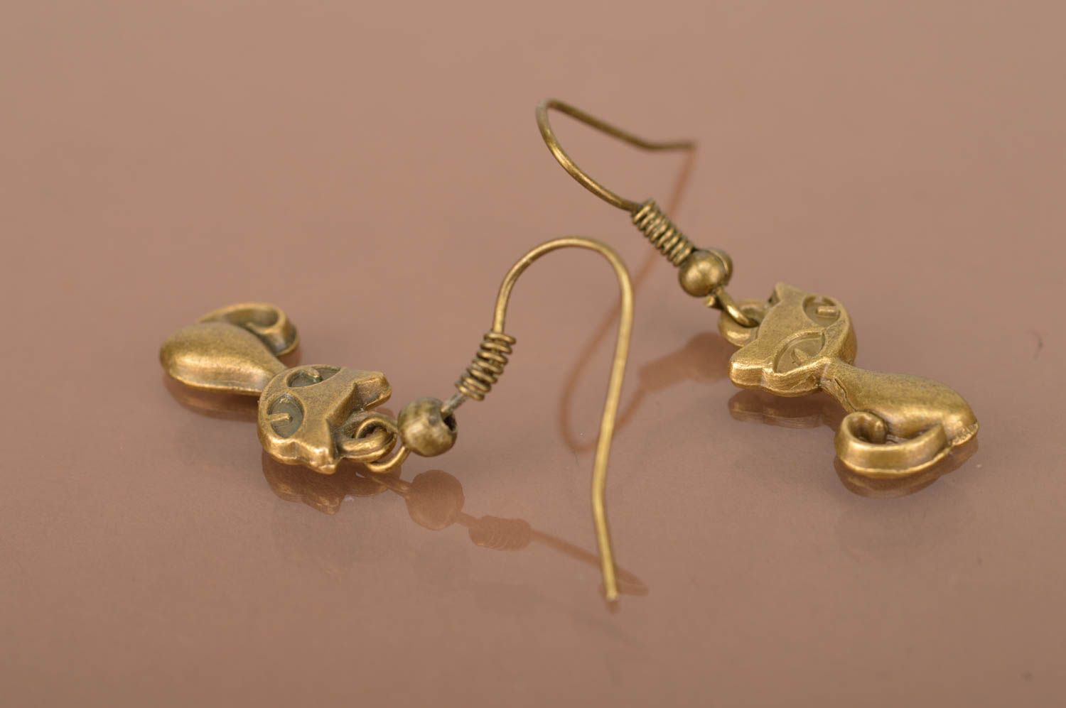 Handmade Ohrringe Katzen Metall Schmuck ausgefallener Ohrschmuck goldenfarben foto 3
