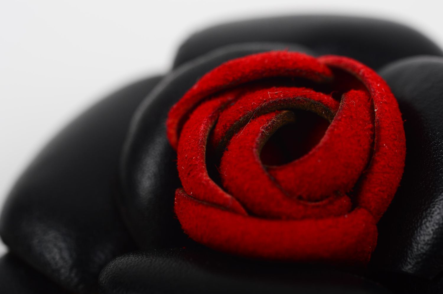 Broche en cuir fait main Broche fantaisie noir rouge Accessoire femme Fleur photo 3