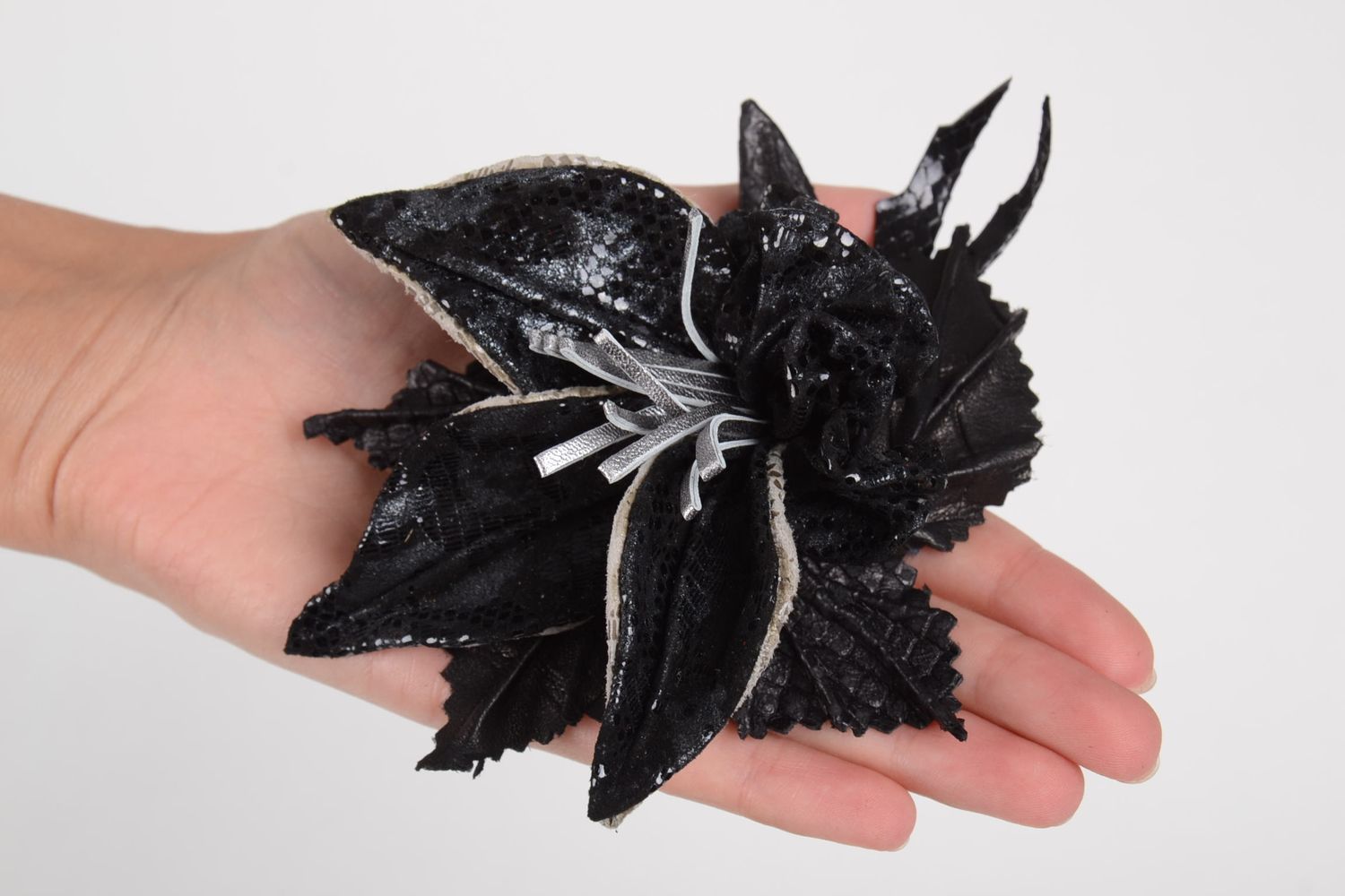 Broche Barrette fleur noire faite main grosse en cuir Accessoire femme photo 2