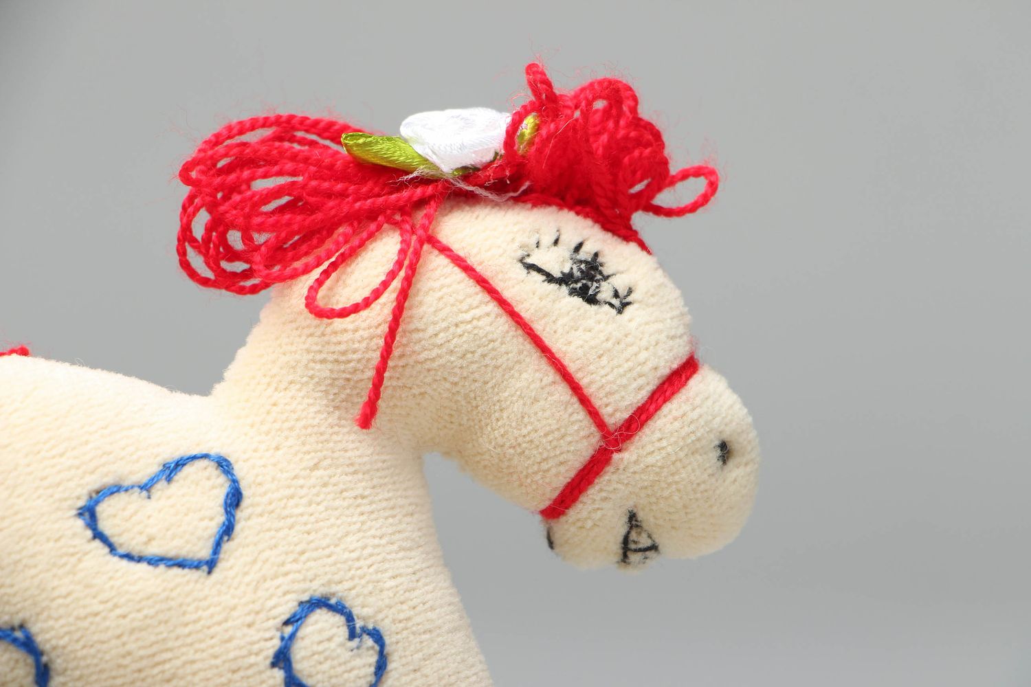 Jouet décoratif en tissu fait main original pour enfant en forme de petit cheval photo 2