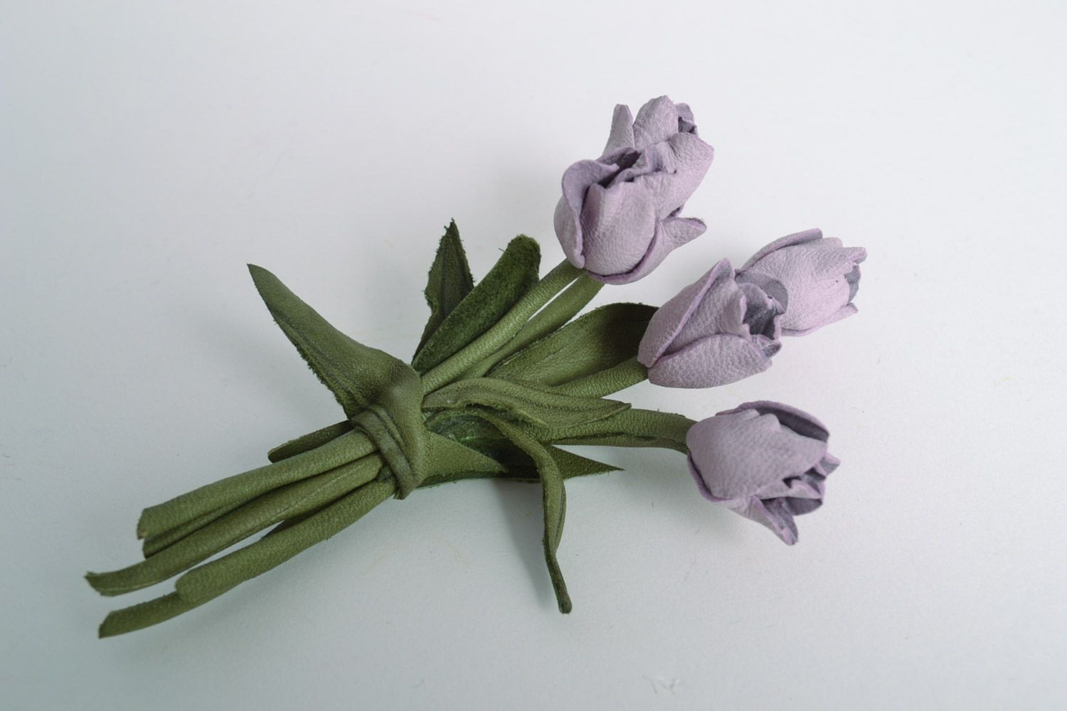 Объемная авторская брошь из кожи в виде букета тюльпанов на булавке ручная работа фото 3