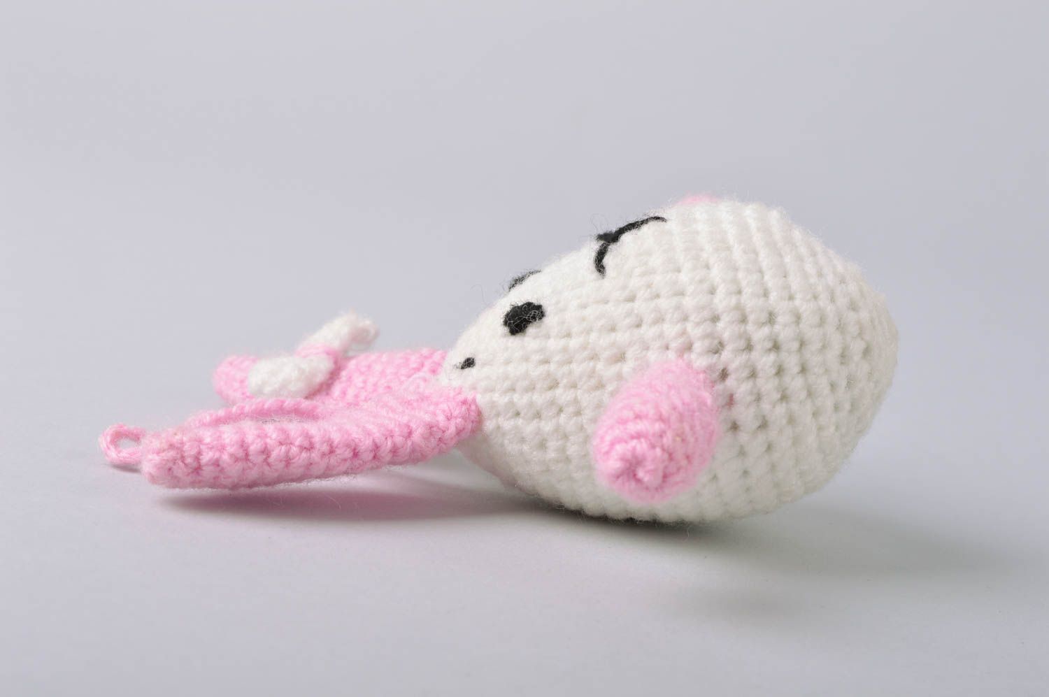 Jouet à suspendre tricoté au crochet fait main petit blanc-rose Lièvre photo 4