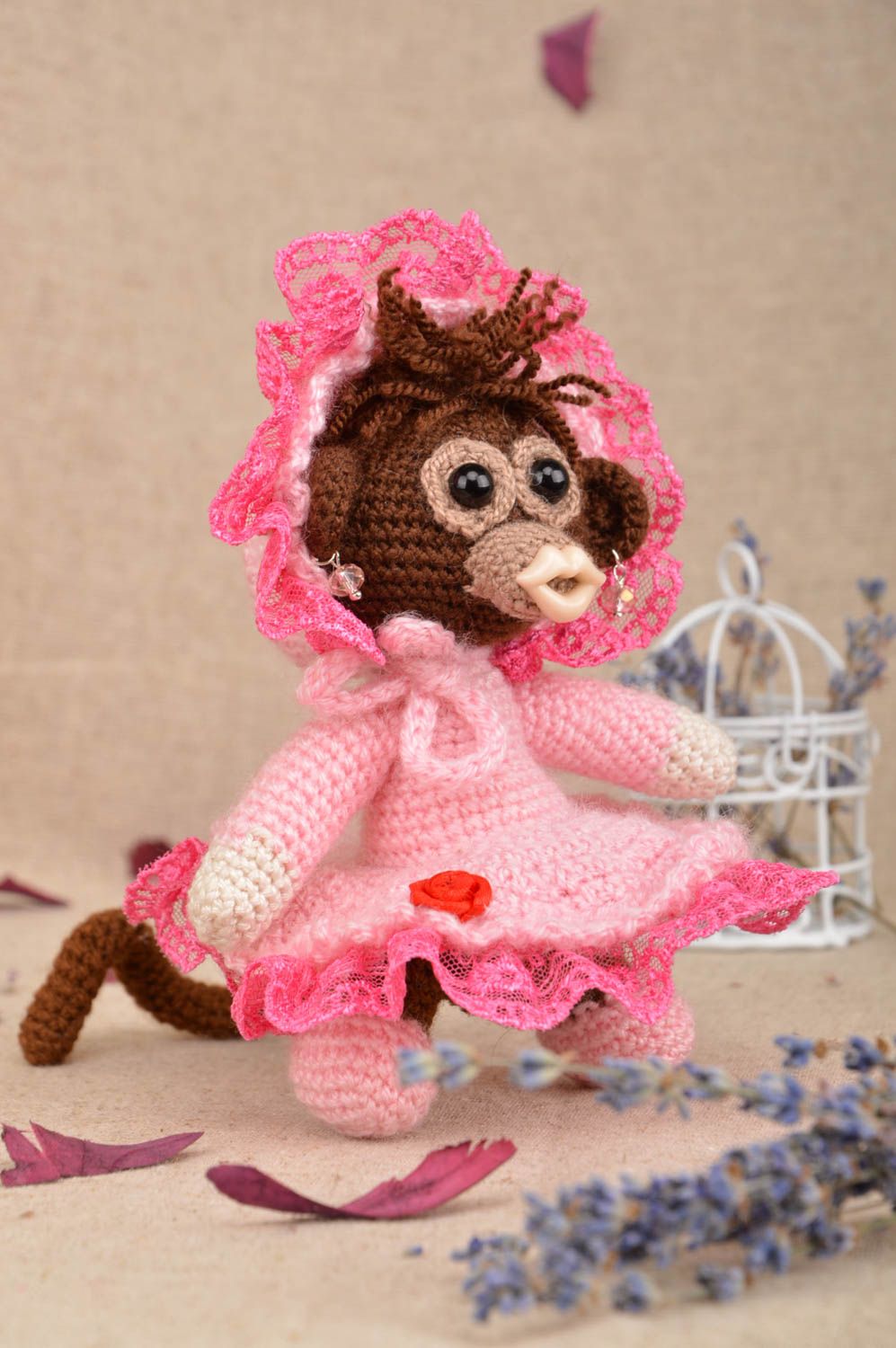 Мягкая вязаная игрушка обезьянка в розовом наряде из акриловых ниток хендмейд фото 1
