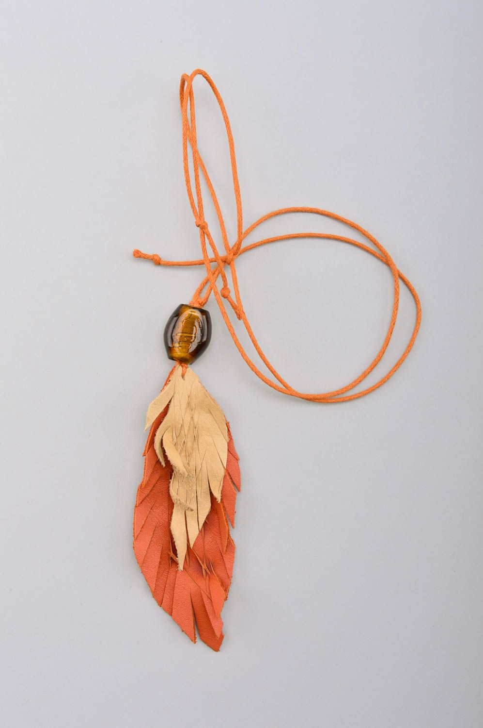 Pendentif en cuir Bijou fait main plume orange sur cordon Cadeau pour femme photo 2