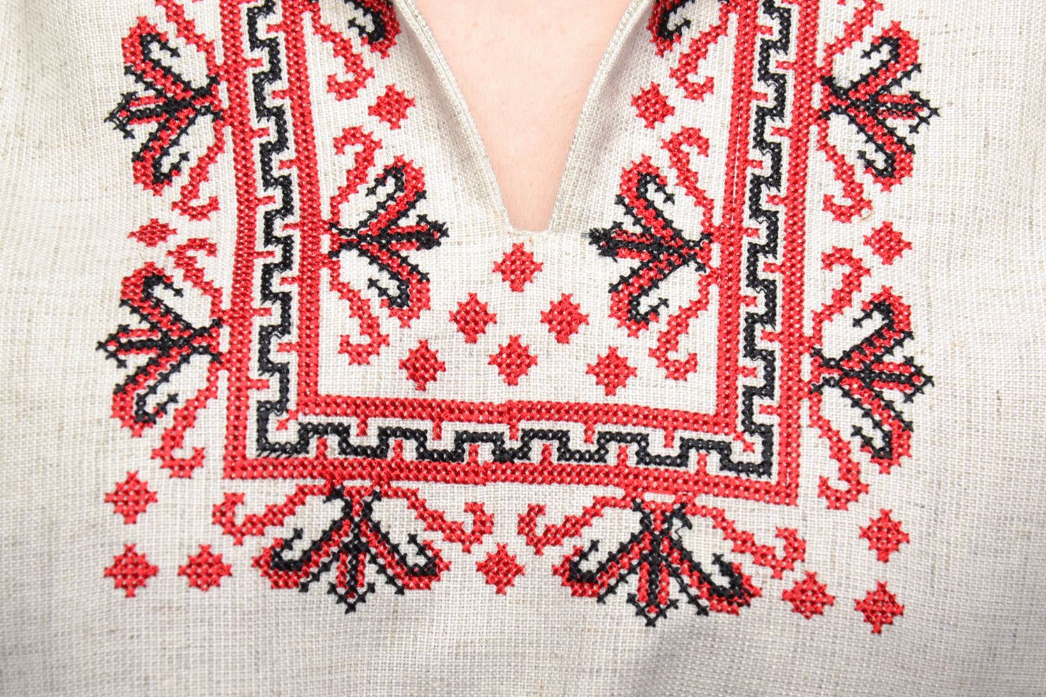 Camisa de lino bordada en punto de cruz con ornamento geométrico foto 3