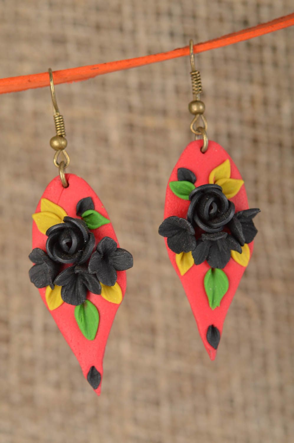 Boucles d'oreilles avec fleurs noir rouge faites main en pâte polymère longues photo 1