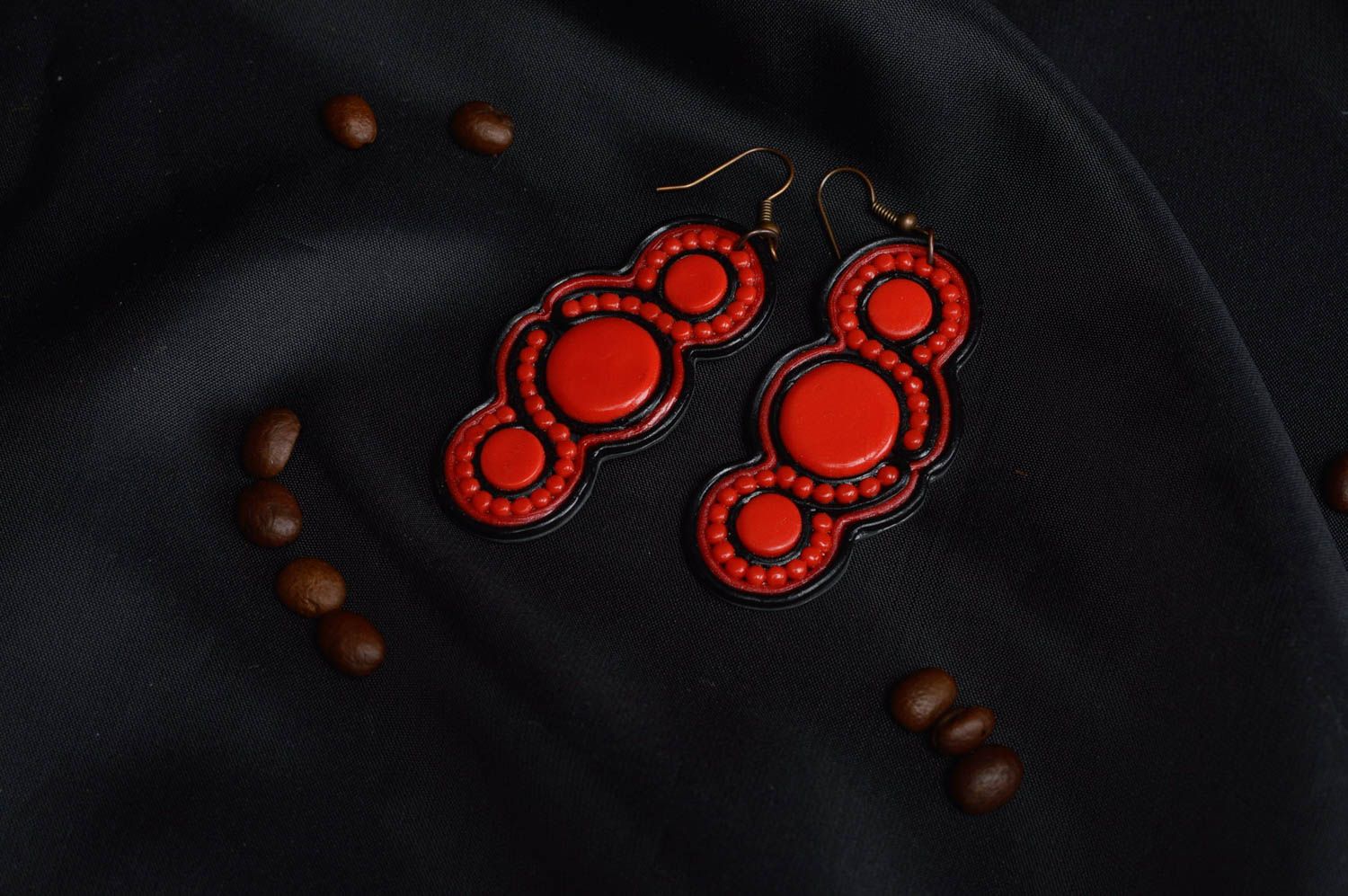 Rote handgemachte Ohrringe mit Anhängern aus Polymerton mit Soutache Muster foto 1