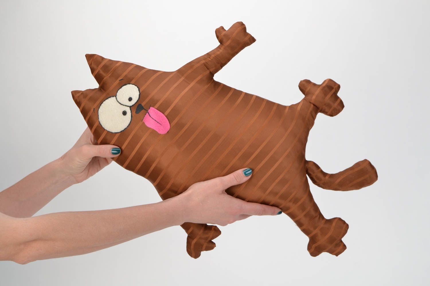 Grand doudou coussin en tissu brun fait main en forme de chat amusant   photo 2