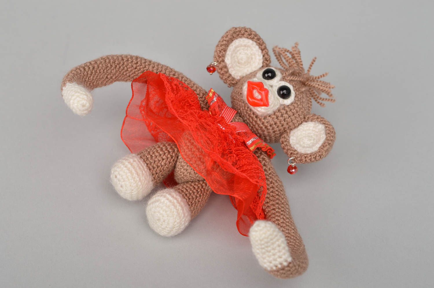 Jouet tricoté singe en robe rouge fait main décoration maison original photo 5