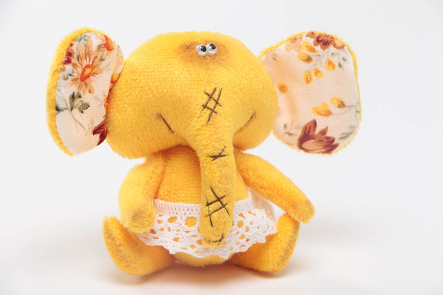 Gelbes kleines knuddeliges lustiges handgemachtes Spielzeug Elefant aus Stoff foto 2