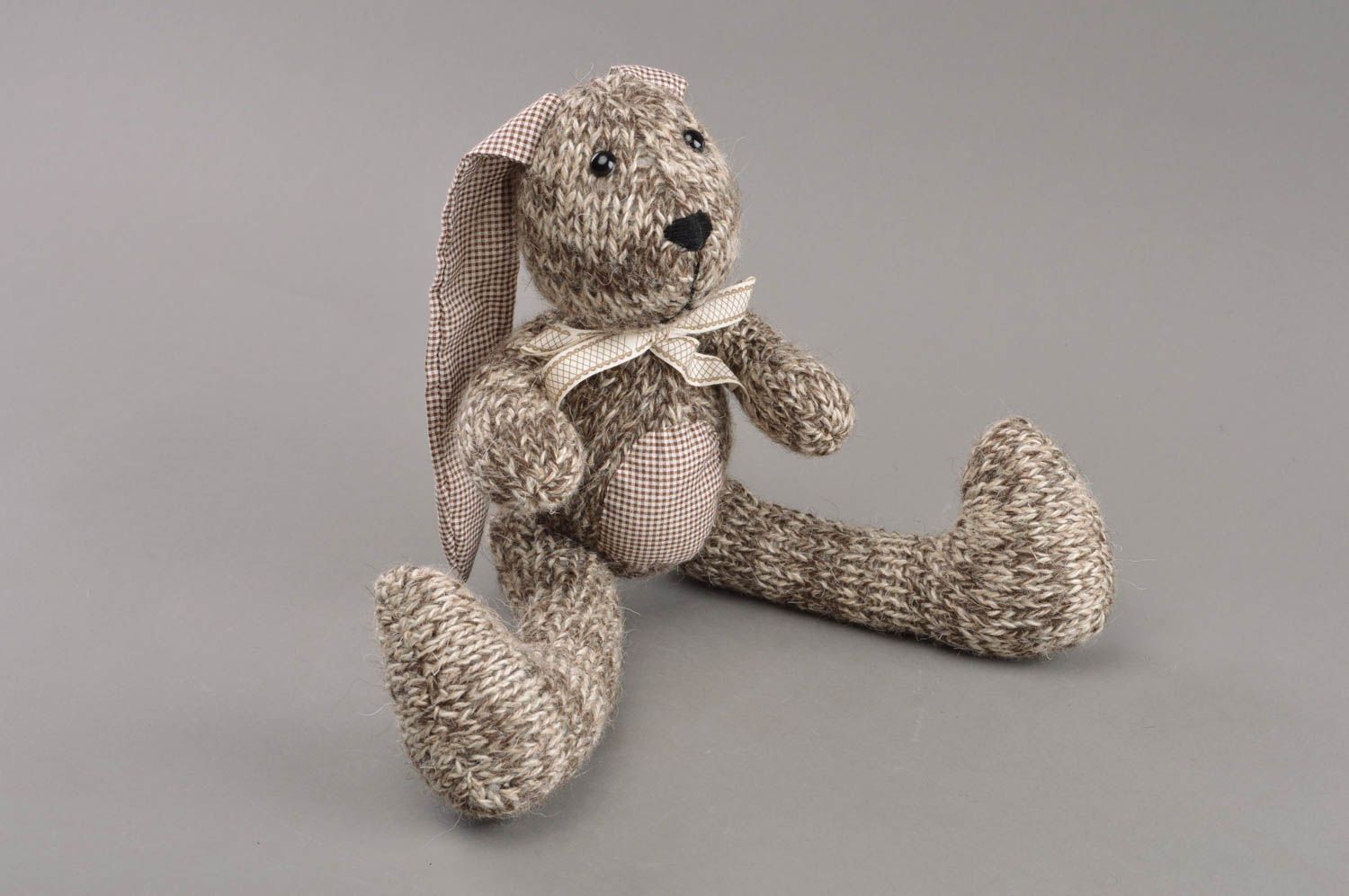 Мягкая вязаная игрушка заяц с бантом авторская ручной работы для детей и декора фото 3