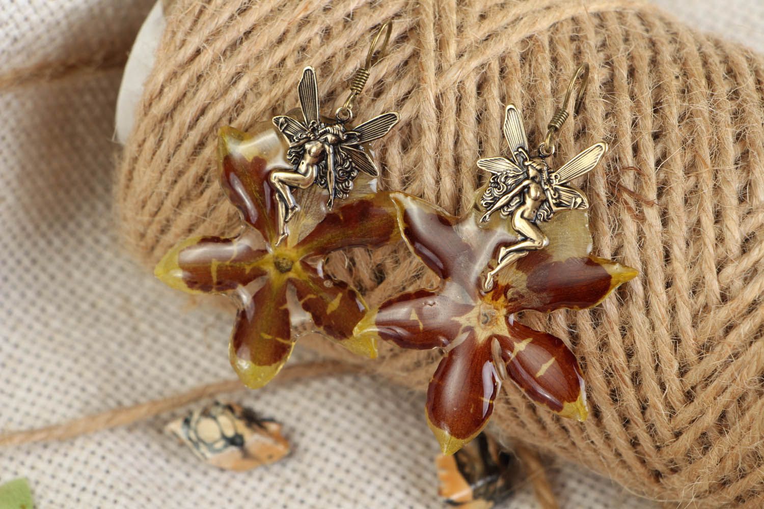 Brincos artesanais com orquídeas naturais solidificadas em resina epóxi foto 1