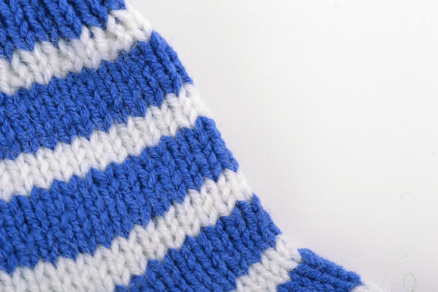 Вязаные полосатые носки для ребенка синие с белым маленькие теплые ручной работы фото 2