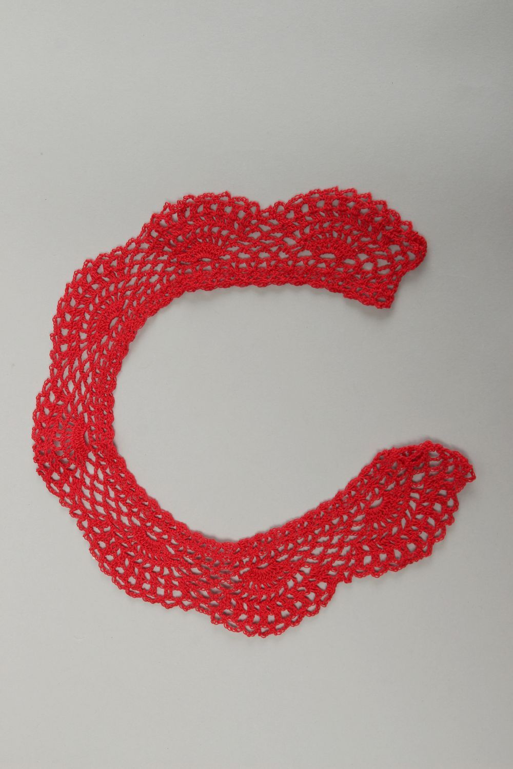 Col tricoté fait main Bijou original rouge Accessoires tricot rouge design photo 2