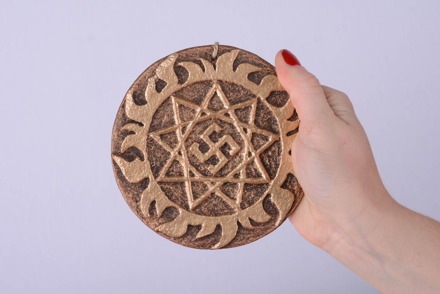 Assiette-amulette en céramique faite main photo 4