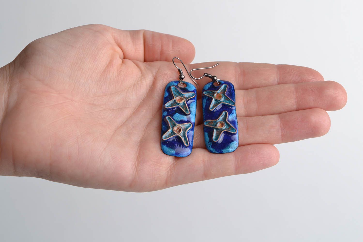 Boucles d'oreilles rectangulaires en cuivre émaillées faites main bleues photo 2
