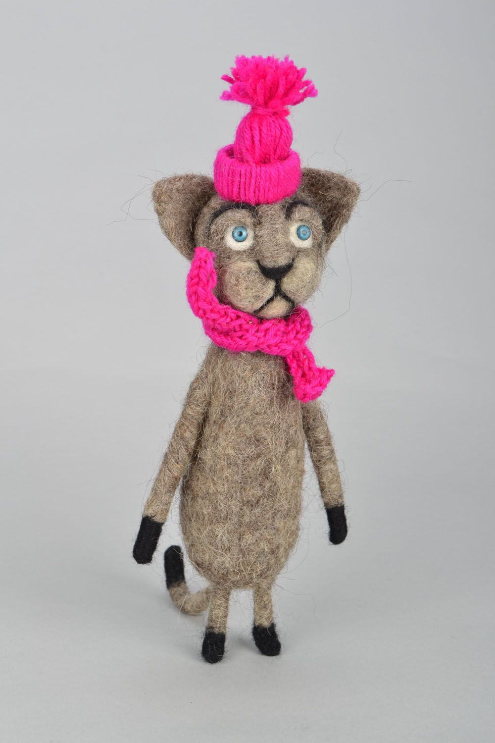 Brinquedo feltrado de lã natural Gato num chapéu  foto 1