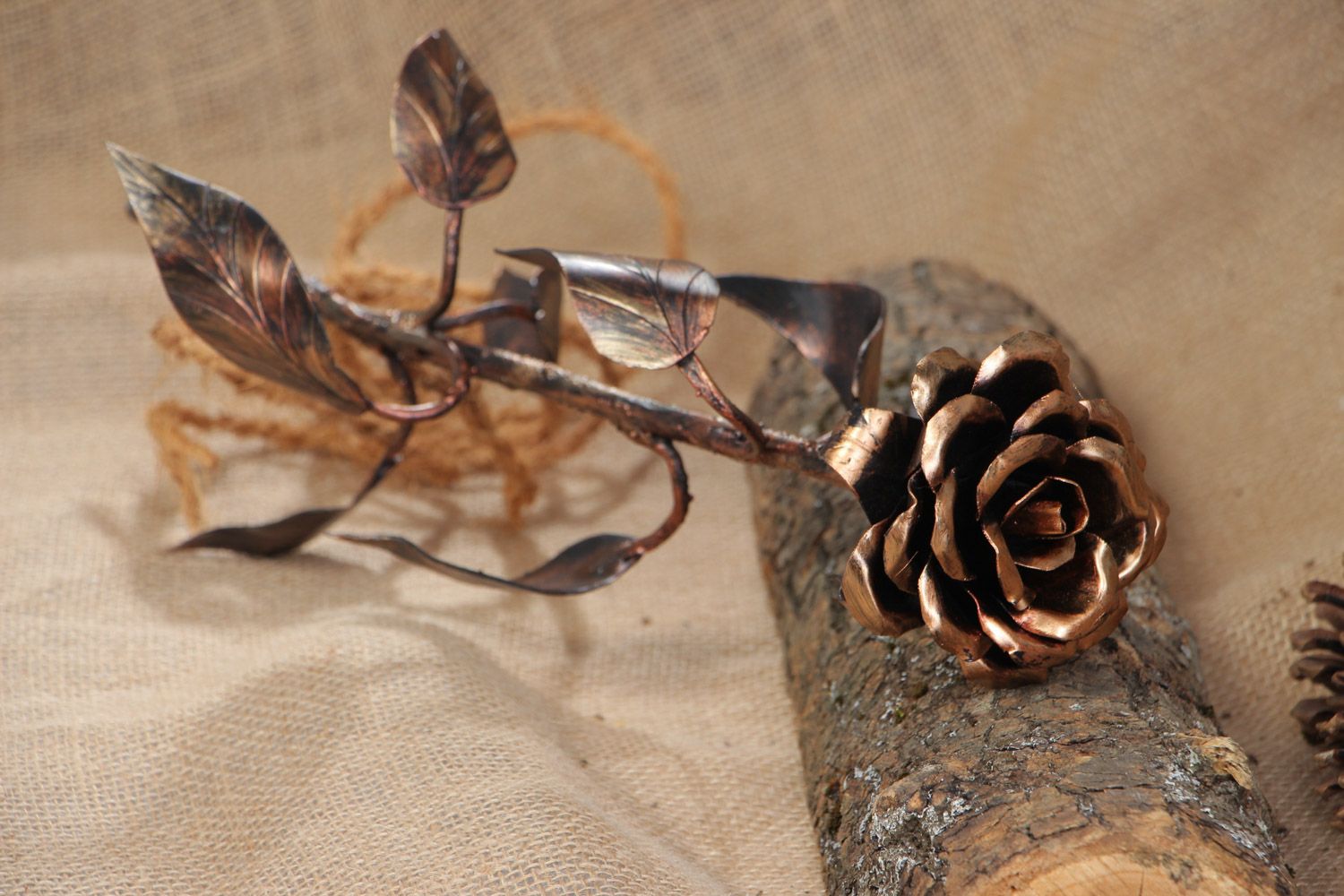Handgemachte originelle dekorative geschmiedete Blume aus Eisen Rose mit Blättern foto 1