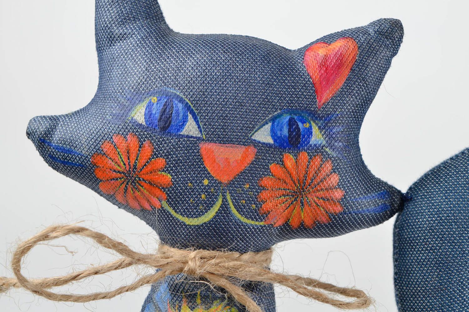 Игрушка кошка игрушка ручной работы интересный подарок Кошка из джинса расписная фото 3