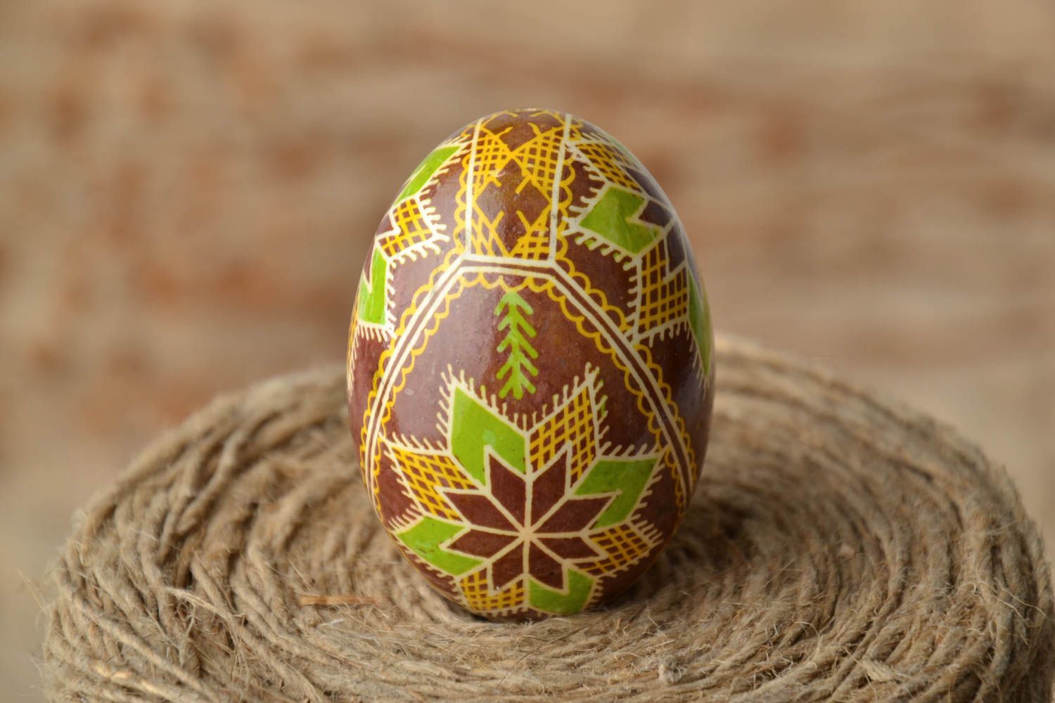 Пасхальное яйцо ручной работы с этническими узорами  фото 1