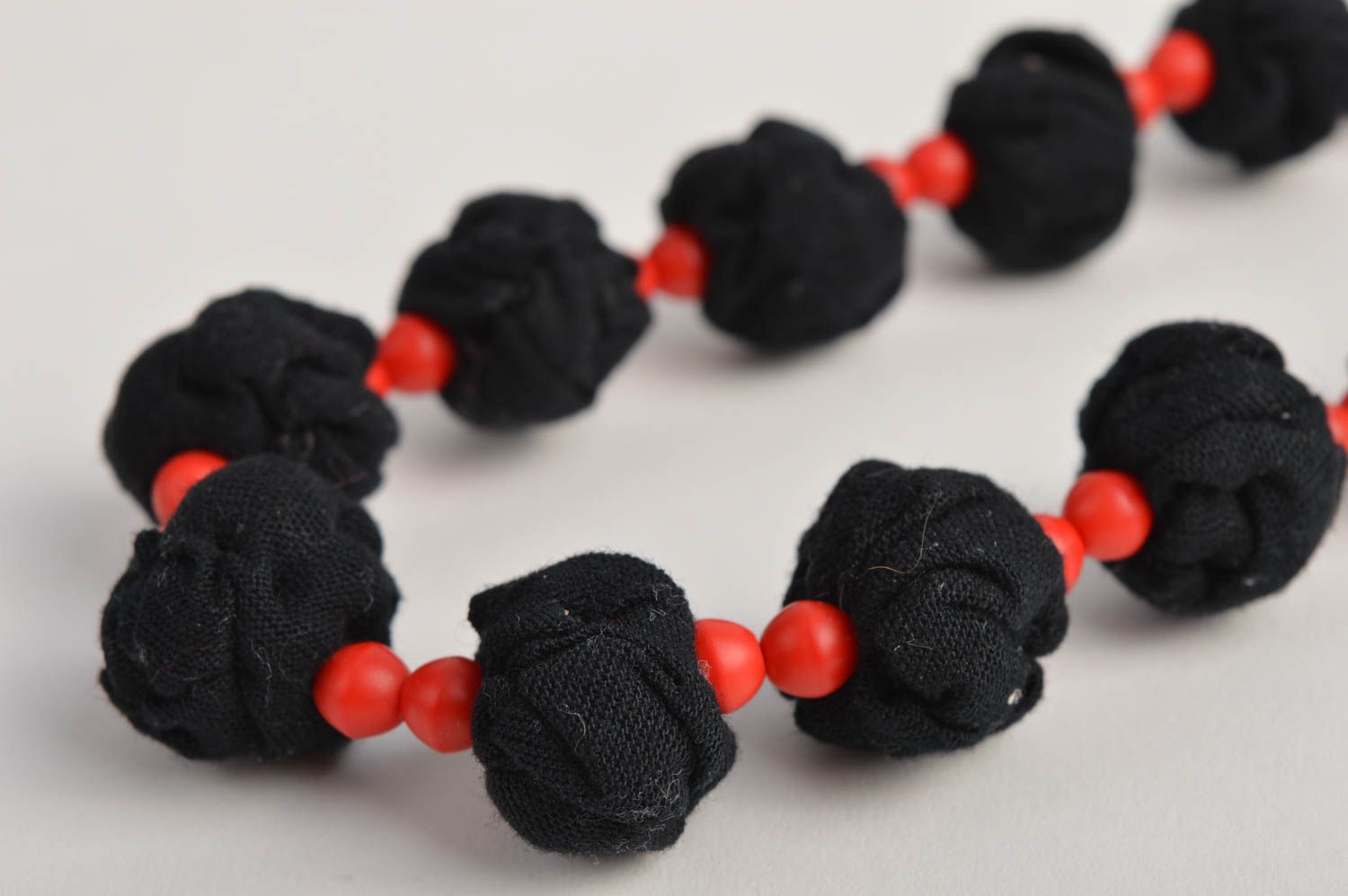 Collier textile Bijou fait main noir rouge Accessoire femme sur rubans photo 3