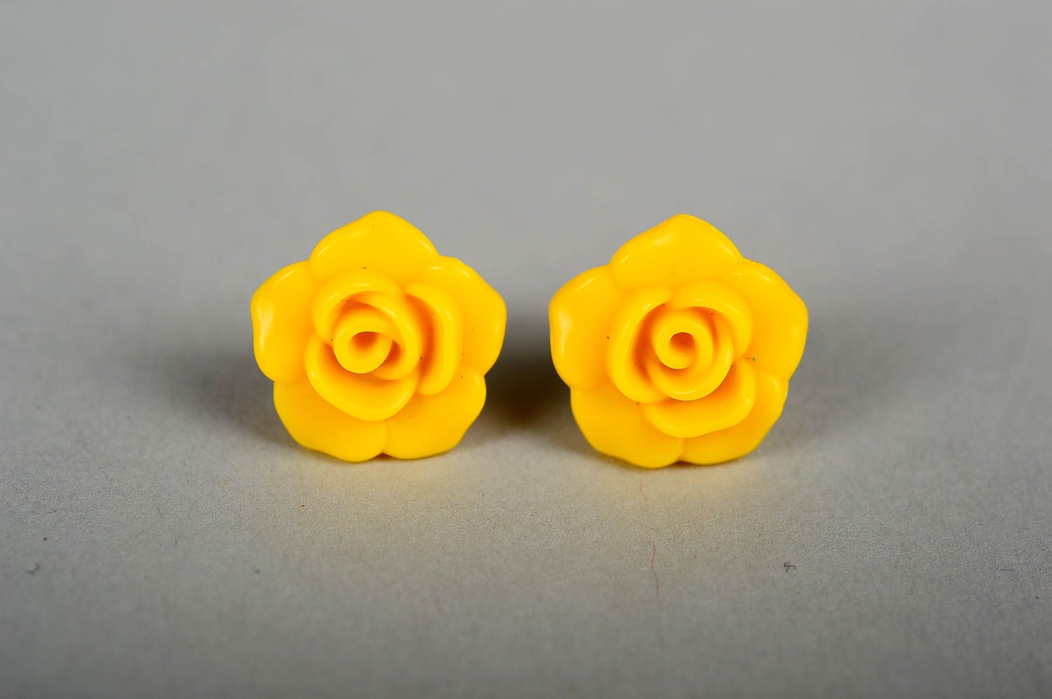 Красивые серьги хэнд мэйд желтые серьги гвоздики украшение из пластика фото 1