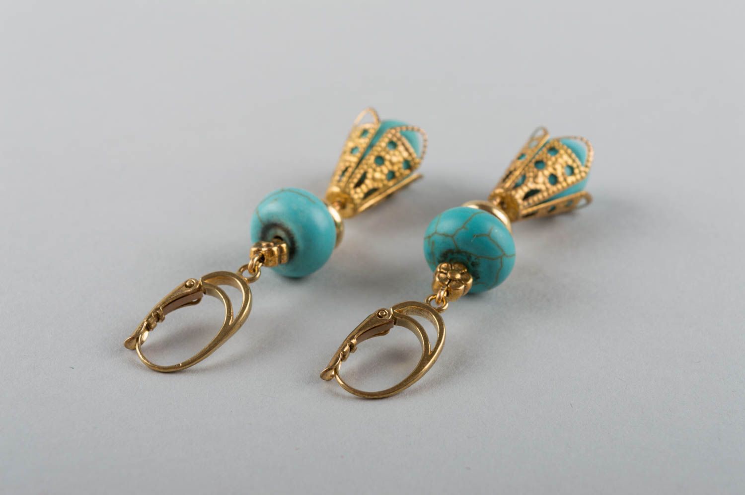 Lange türkisblaue handgemachte Ohrringe mit Anhängern aus Naturstein mit Messing foto 4
