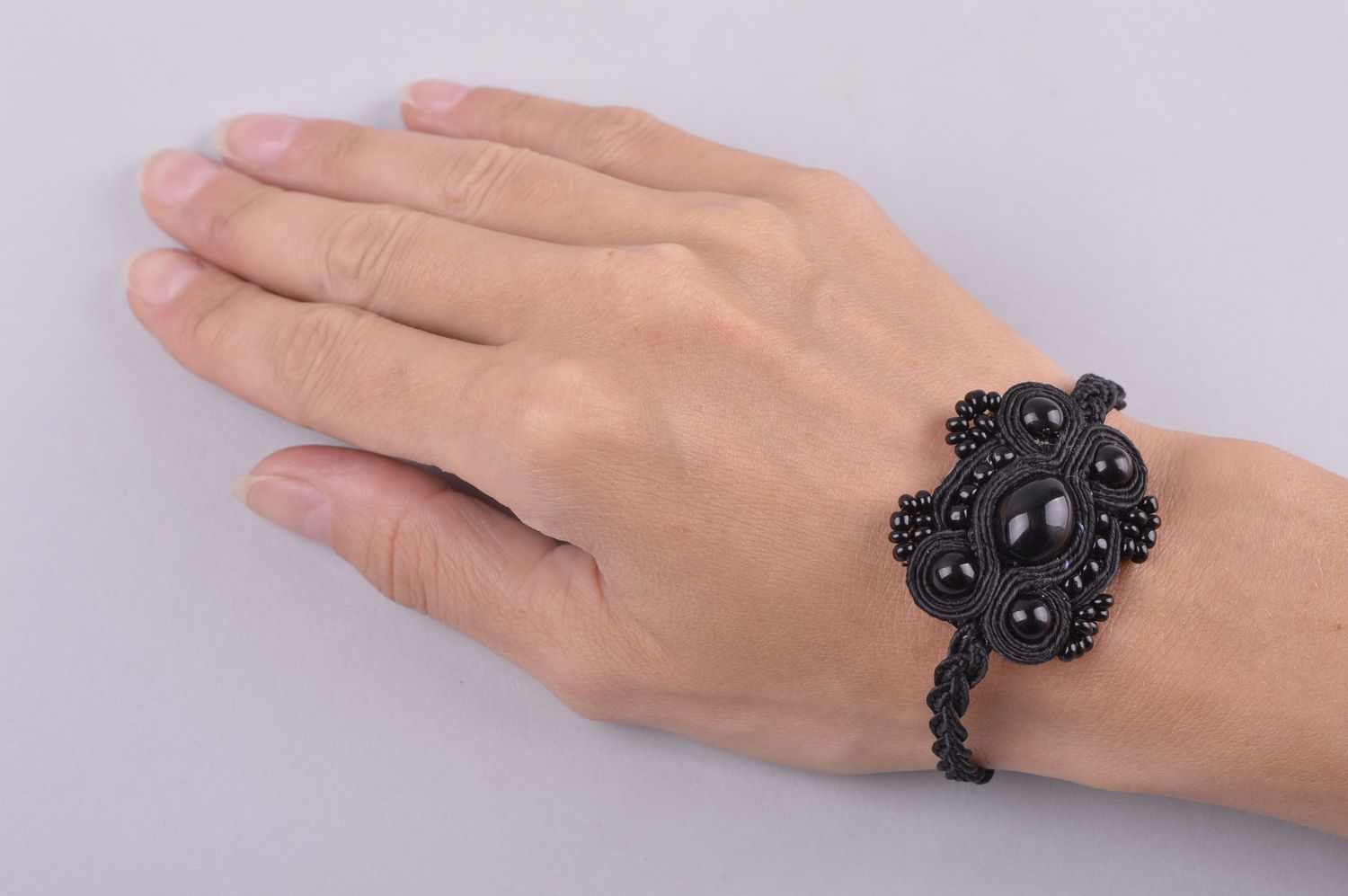 Handgemachter Schmuck schwarzes Armband Damen Accessoire Soutache Schmuck   foto 5