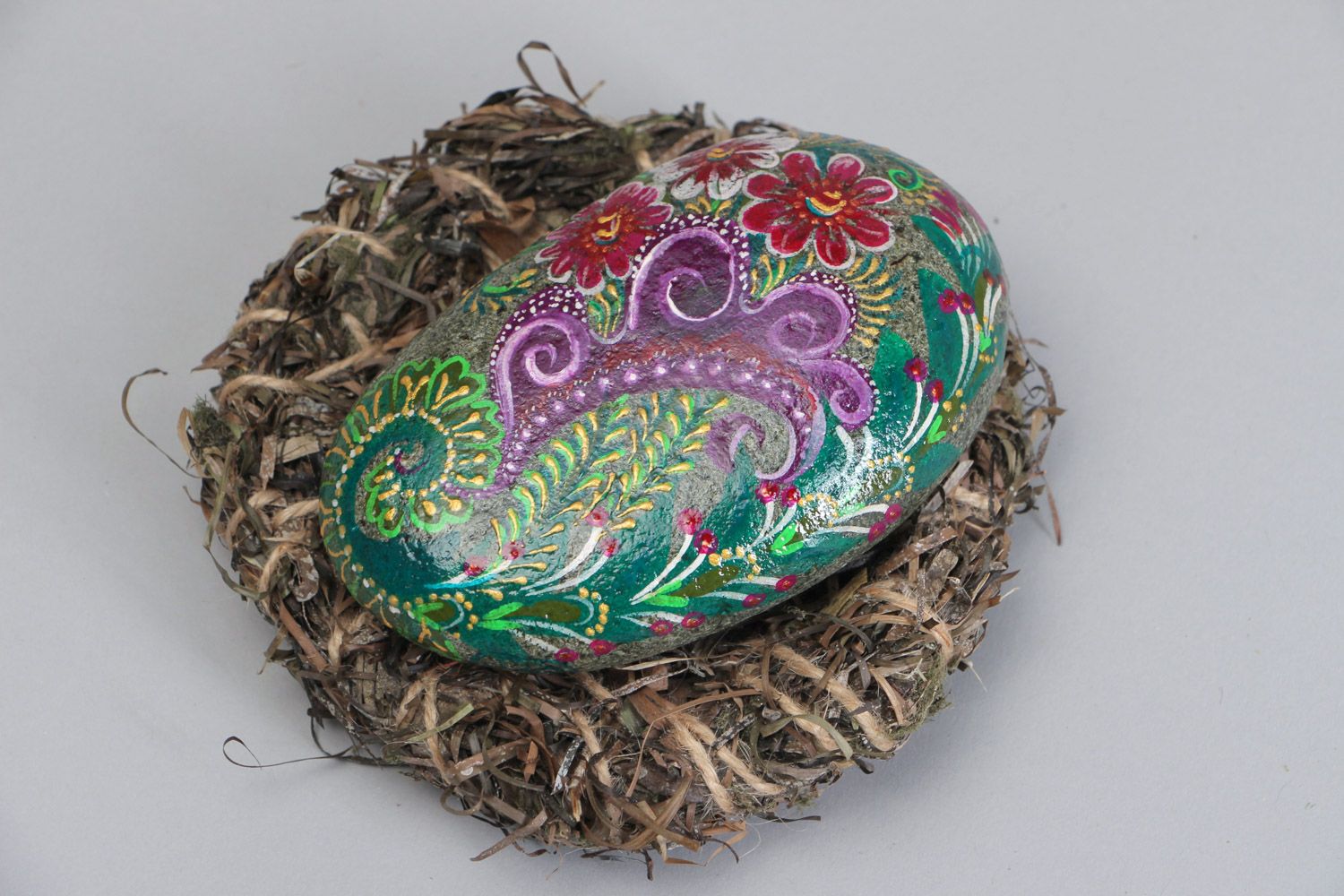 Морской камень с росписью ручной работы для декора дома на плетеной подставке фото 2