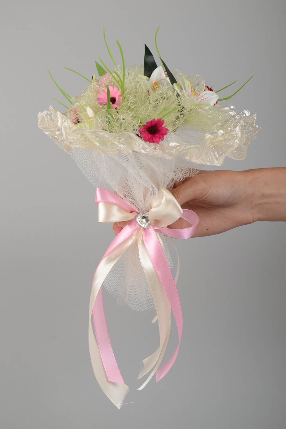 Красивый свадебный букет из искусственных цветов лилий ручной работы нежный фото 5