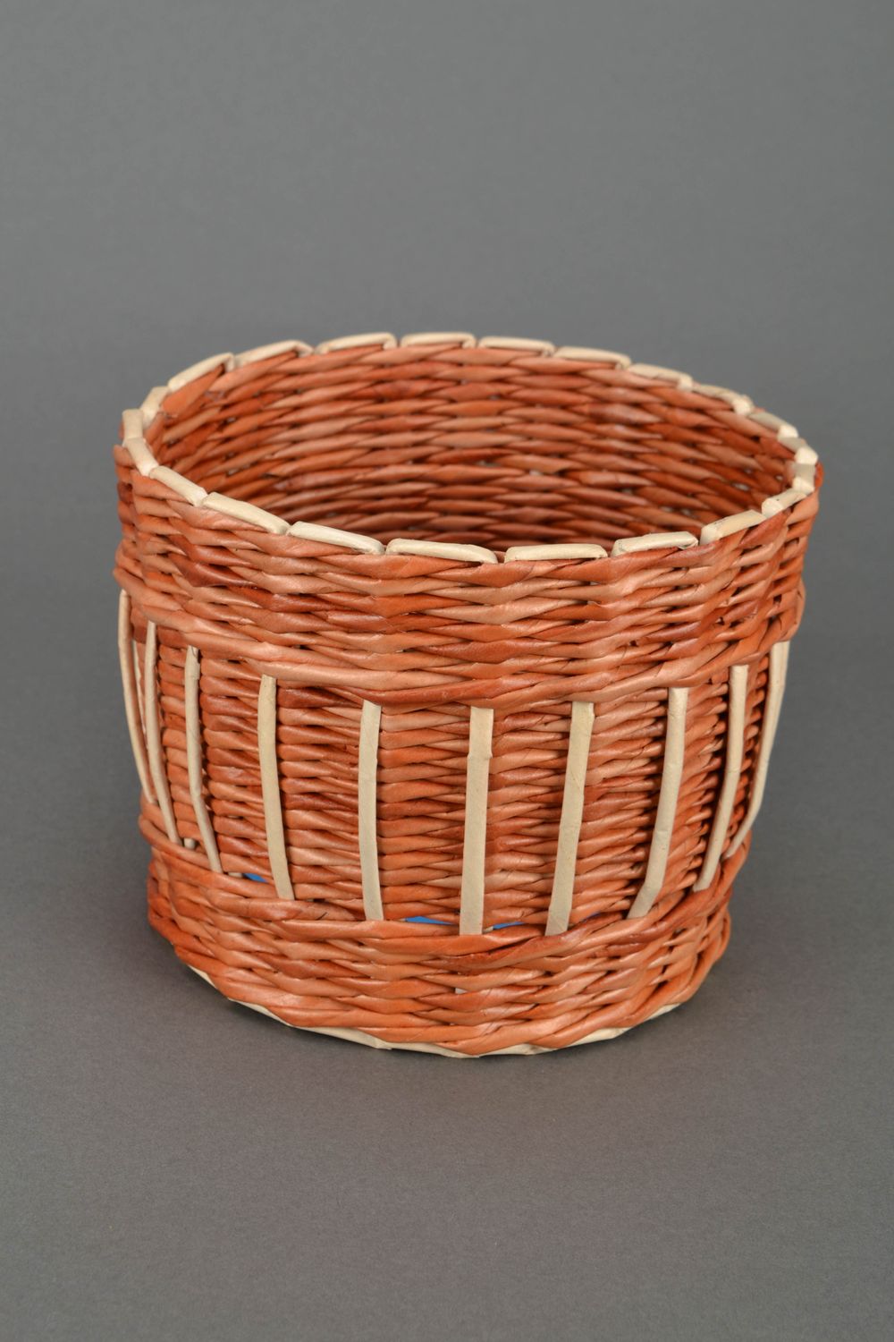 Flowerpot cover woven of paper rod photo 1