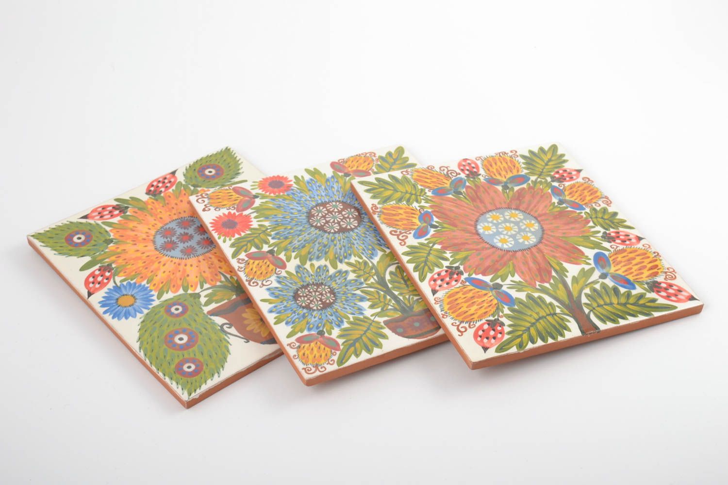 Set of handmade clay tiles 3 pieces with flowers beautiful majolica painting photo 4