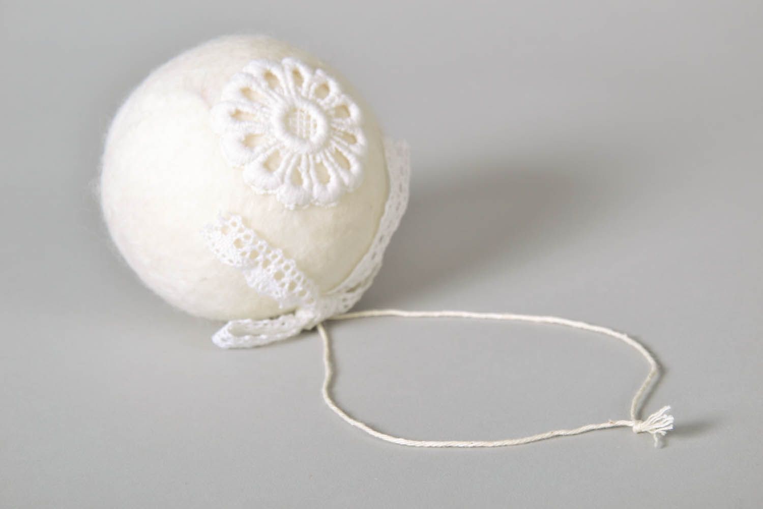 Bola artesanal de Natal de lã decorada à mão com lã e renda foto 3