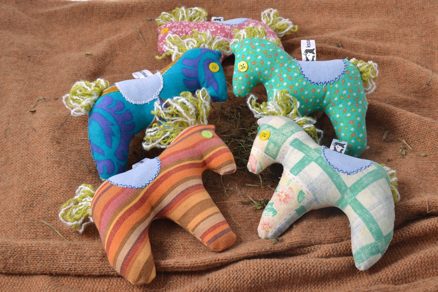 Conjunto de juguetes de peluche artesanales caballos multicolores de tela 5 piezas  foto 1