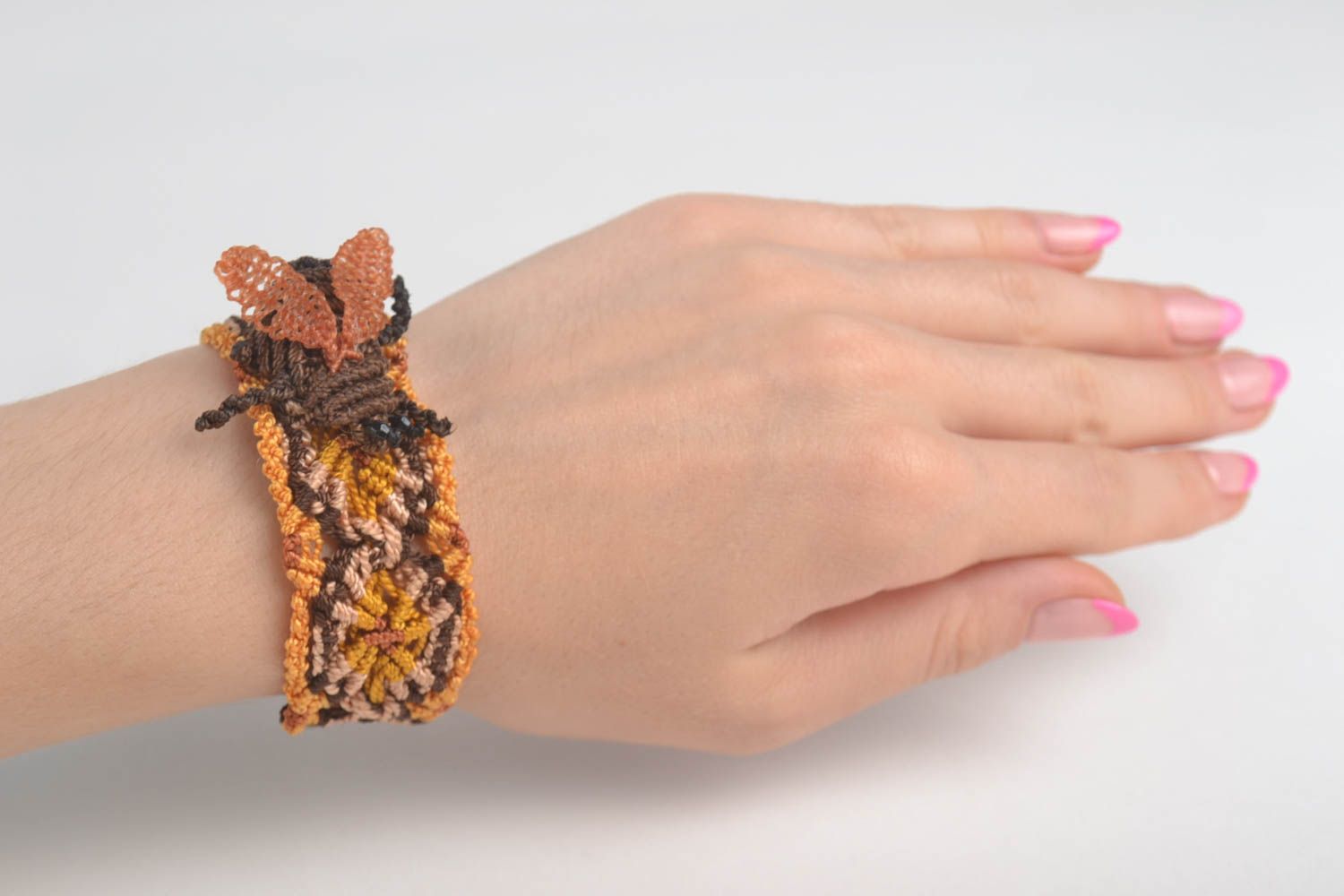 Bracelet textile Bijou fait main en fils synthétiques Broche fantaisie marron photo 1