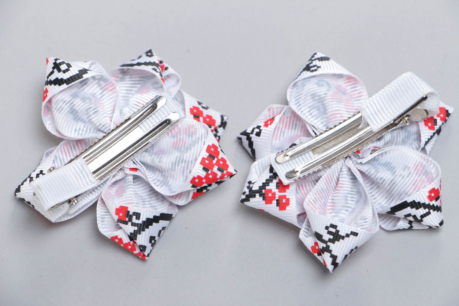 Set of handmade satin ribbon flower hair clips 2 pieces white and red photo 4