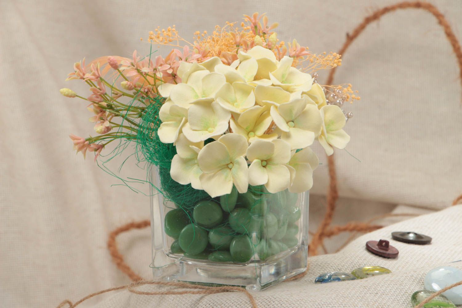 Handgemachte originelle Blumenwerk Komposition Hortensien in Glas Vase   foto 1