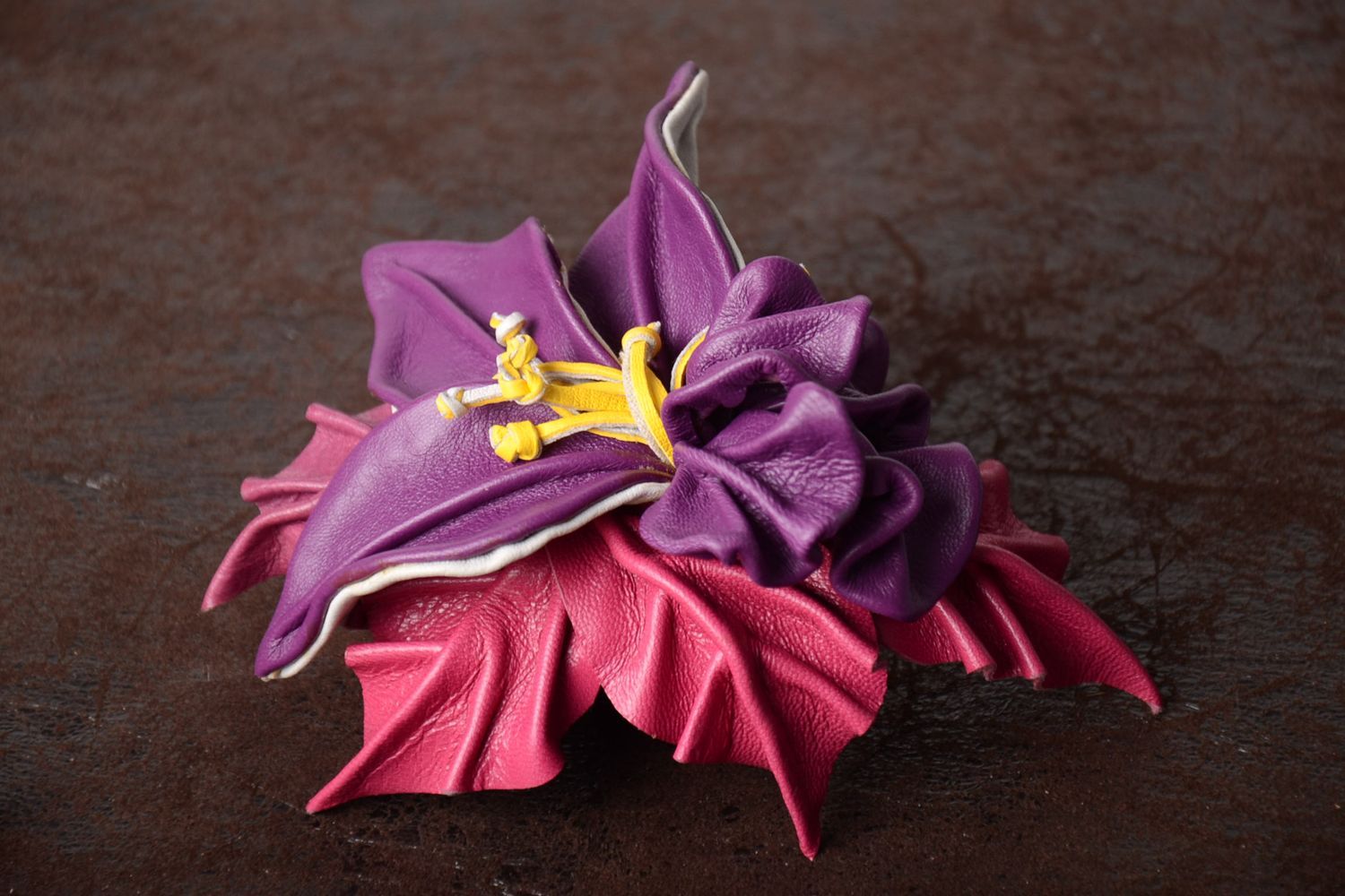 Barrette fleur faite main Pince cheveux violette en cuir Accessoire coiffure photo 1