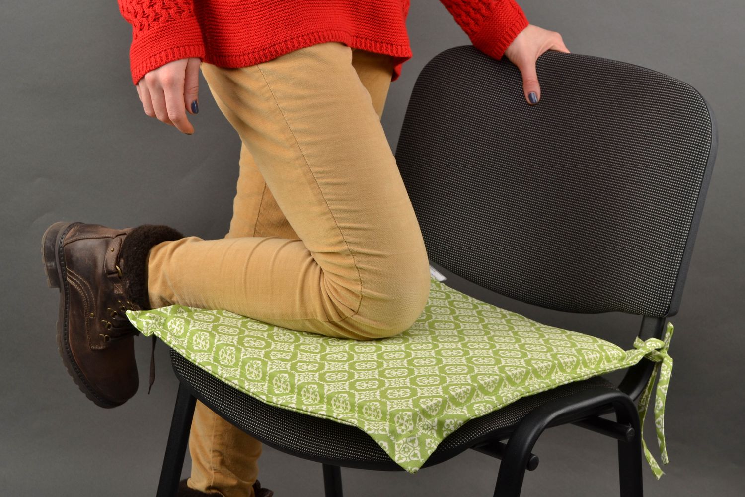 Плоская подушка на стул оливкового цвета фото 1