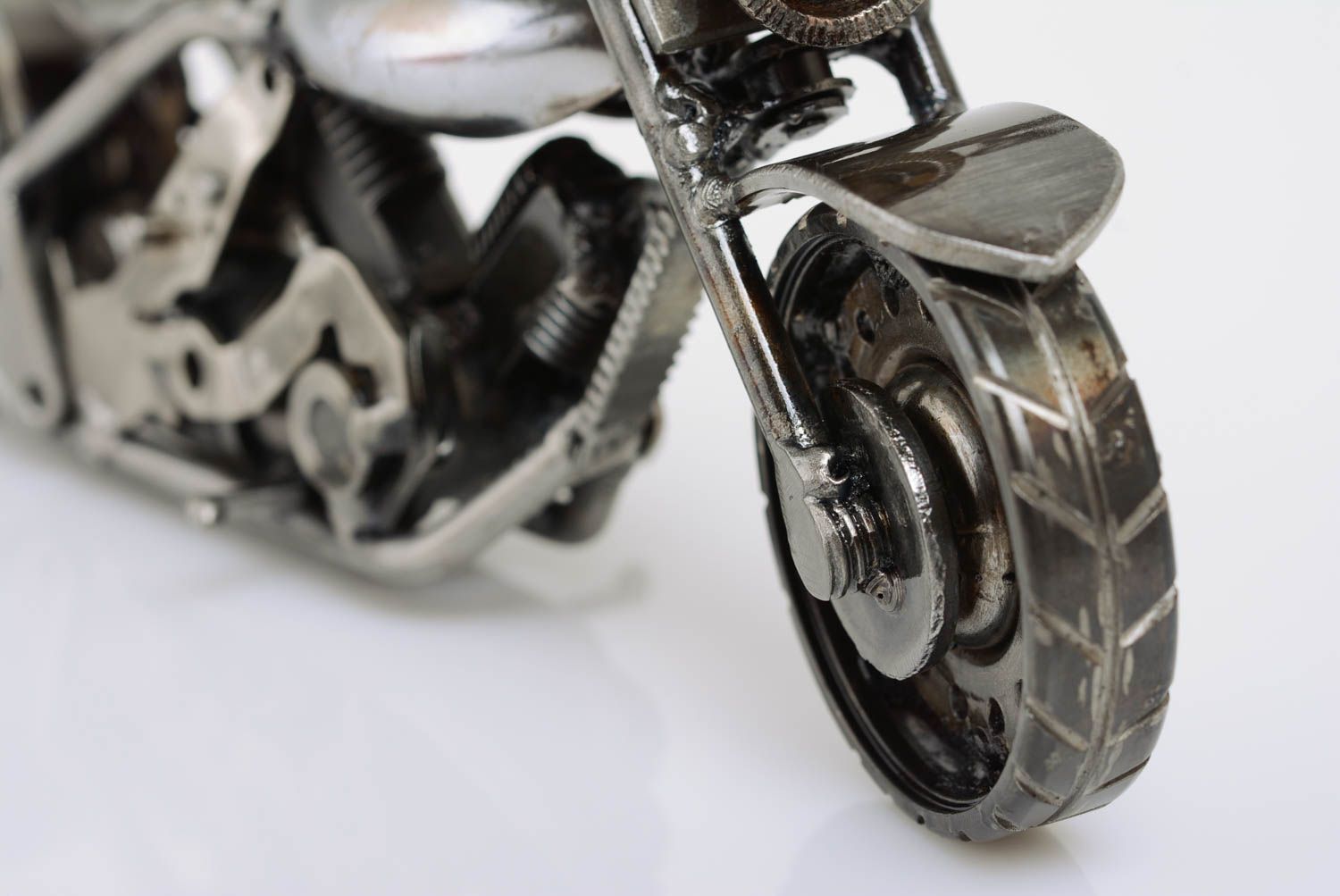 Дизайнерская металлическая статуэтка мотоцикла в стиле техно арт ручной работы фото 3